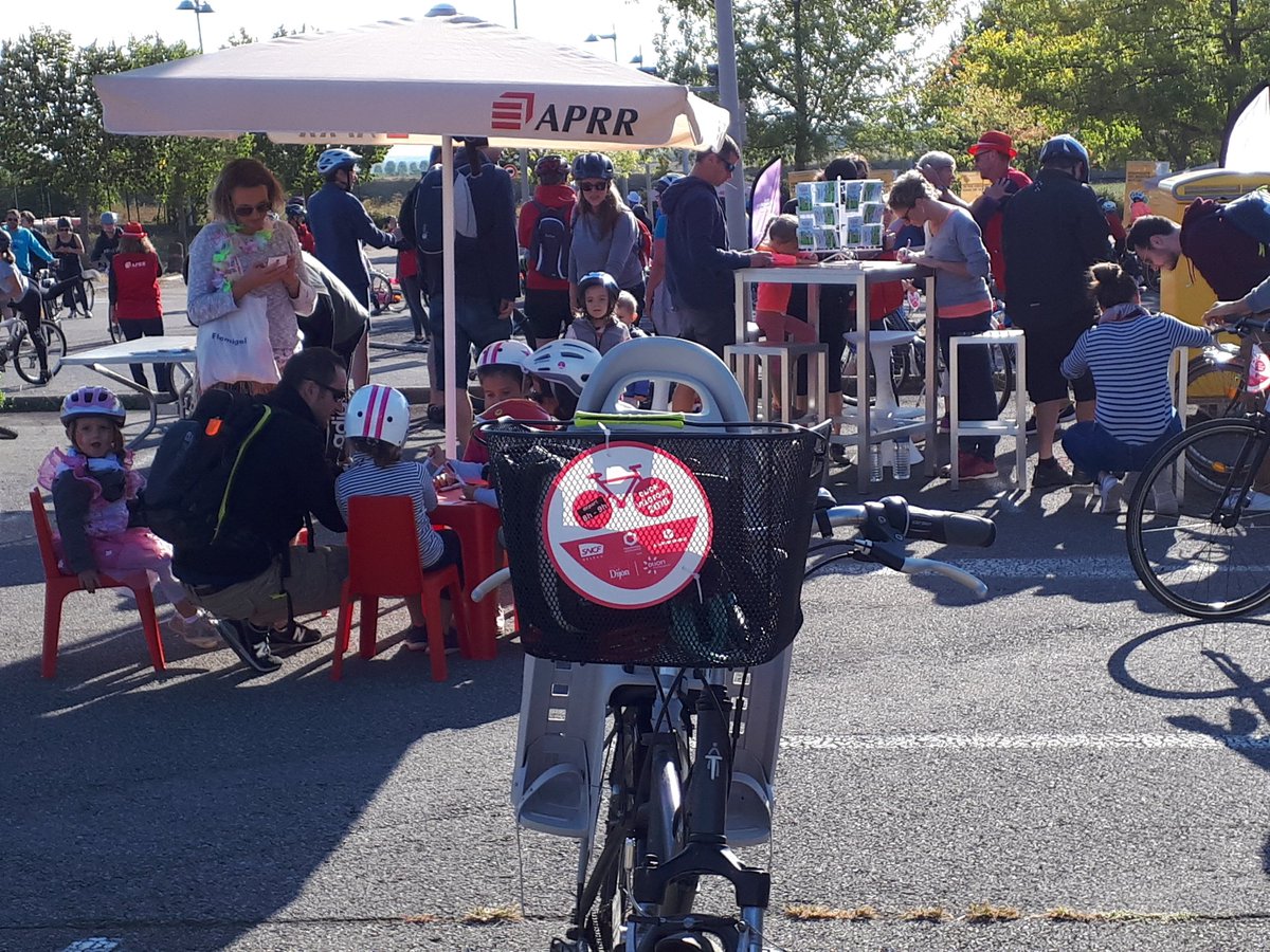 Beaucoup de monde #VelotourDijon, belle ambiance, pause avec @GroupeAPRR