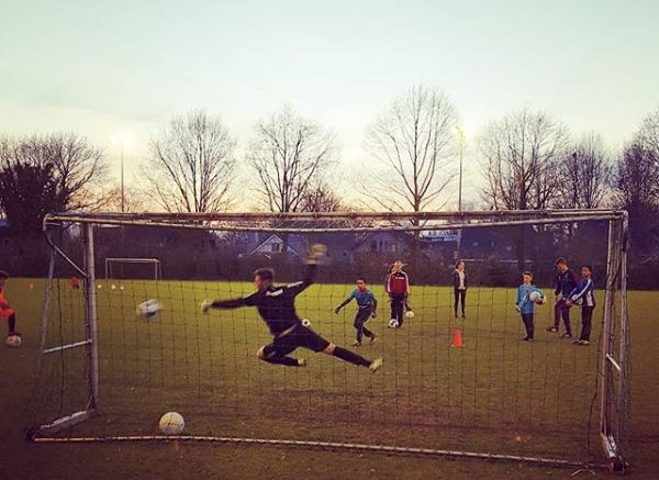 Nu alle teams alweer lekker aan het trainen zijn, starten deze week ook de trainingen voor de vaste keepers van onze jeugd. We zijn trots omdat dit seizoen bijna alle trainingen gegeven worden door keepers uit onze eigen jeugd! #jongbrabantzijnwesamen bit.ly/2C5P1Bo