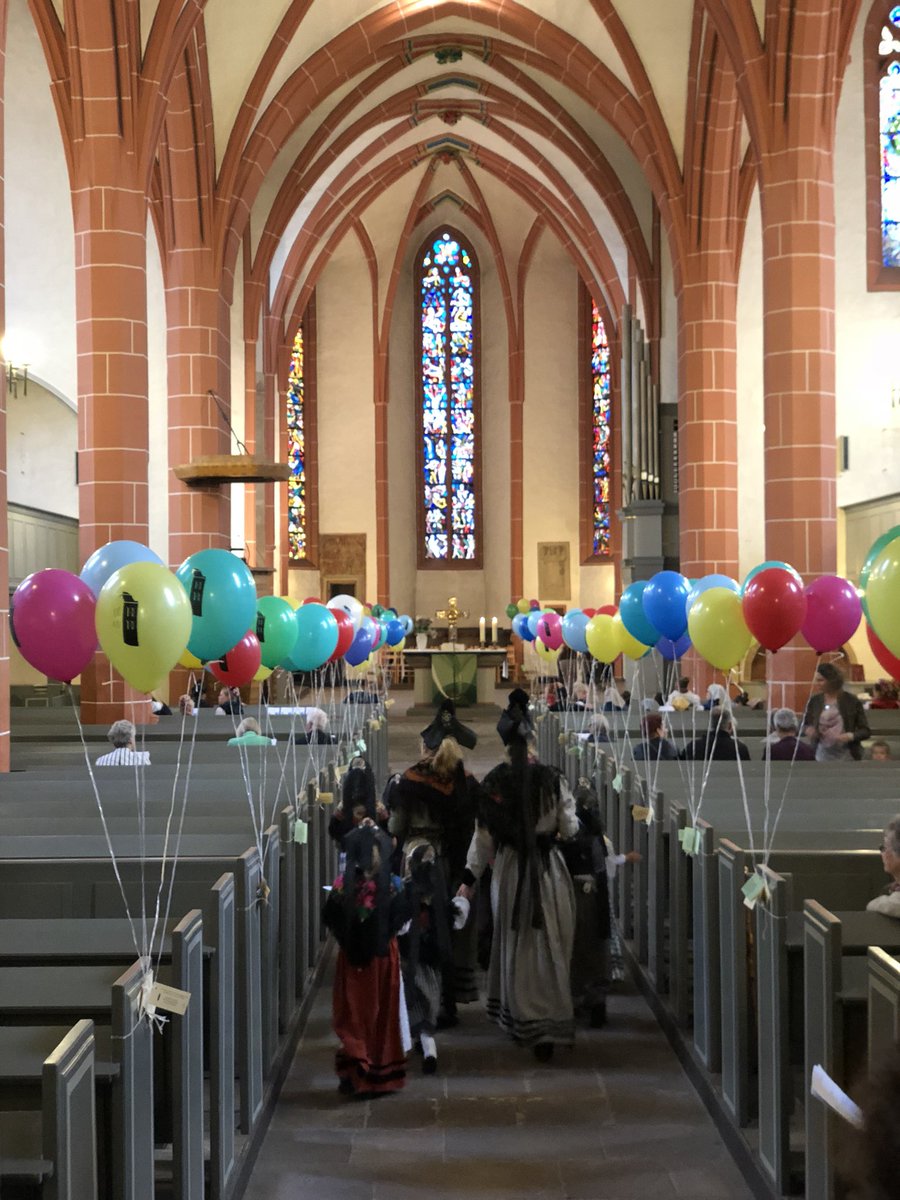 trachtenland's tweet photo. Tag 2 des Landeskindertrachtentreffens beginnt mit einem festlichen ökumenischen Gottesdienst in der toll geschmückten Stadtkirche Bad Hersfeld. https://t.co/rBWNLFfBVe