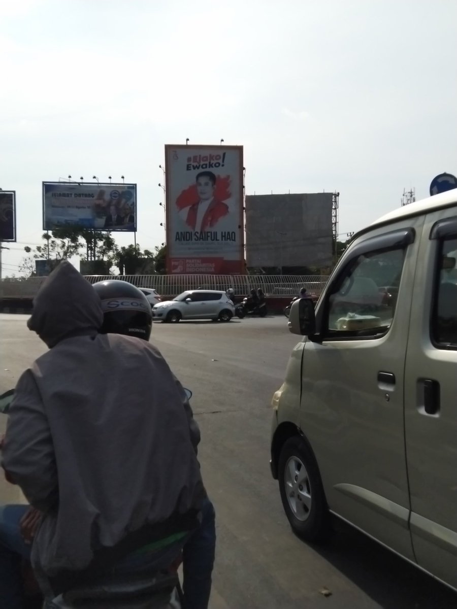 Maumaumu's tweet photo. Citra Diri, di Sulsel seakan dibiarkan. Kurang Sosialisasi kah? @bawaslu_RI @BawasluSulSel @DKPP_RI 

Lokasi : Simpang Lima Bandara Int'l Sultan Hasanuddin dan beberapa jalan protokoler. https://t.co/X8g02Kiy0Z