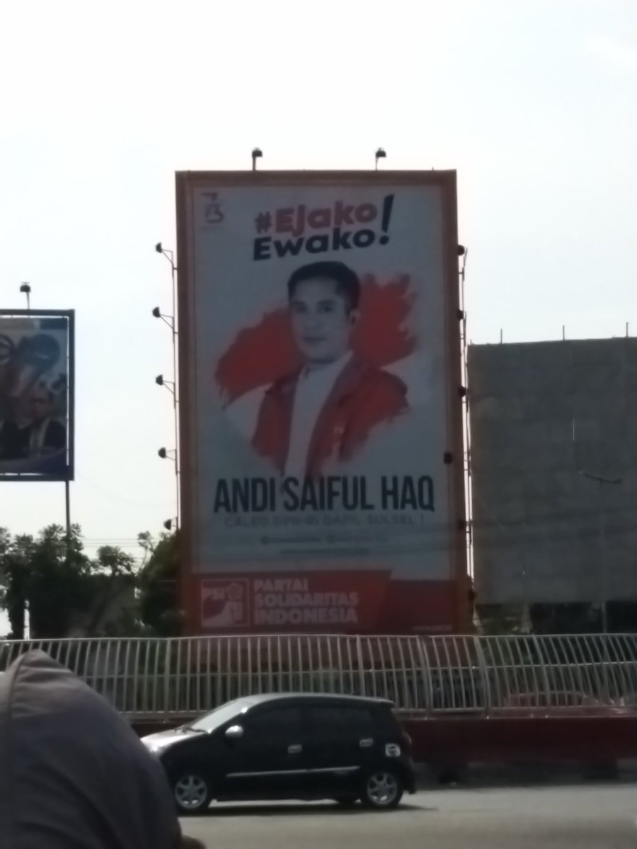 Maumaumu's tweet photo. Citra Diri, di Sulsel seakan dibiarkan. Kurang Sosialisasi kah? @bawaslu_RI @BawasluSulSel @DKPP_RI 

Lokasi : Simpang Lima Bandara Int'l Sultan Hasanuddin dan beberapa jalan protokoler. https://t.co/X8g02Kiy0Z