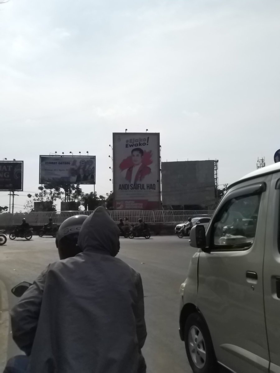 Citra Diri, di Sulsel seakan dibiarkan. Kurang Sosialisasi kah? <a href="/bawaslu_RI/">Bawaslu RI</a> <a href="/BawasluSulSel/">Bawaslu - SulSel</a> <a href="/DKPP_RI/">DKPP_RI</a> 

Lokasi : Simpang Lima Bandara Int'l Sultan Hasanuddin dan beberapa jalan protokoler.