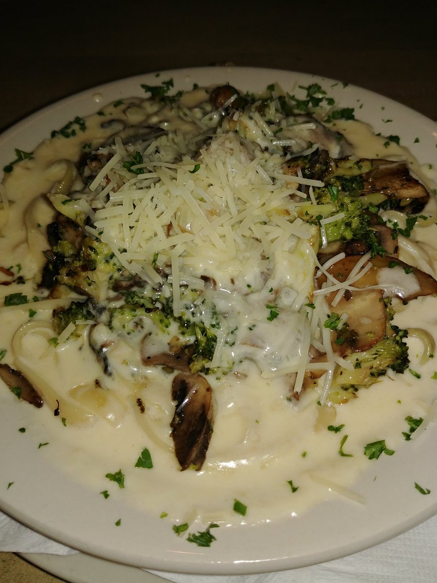 starpizzahou's tweet image. Fettuccine Alfredo with sauteed mushrooms and broccoli. #pastapasta #weekendmeals #carbup #pastaislife