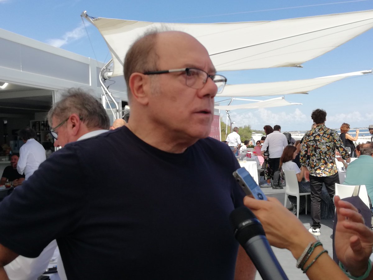 "Sono stati coraggiosi a dare un premio per la regia a un autore di commedie. Sono contento che sia stata premiata anche Ilenia Pastorelli", Carlo Verdone #PremioKinéo2018 per la Migliore regia per #BenedettaFollia #venezia75