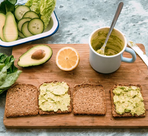 mindbodygreen's tweet photo. This sandwich is solid gold. 🥇 Salty, crunchy, and packed with protein -- @sproutedroutes is giving us the easy workday lunch that has it all. 🥪 https://t.co/jyEsdNMcsD https://t.co/Dq8kc2QuZs