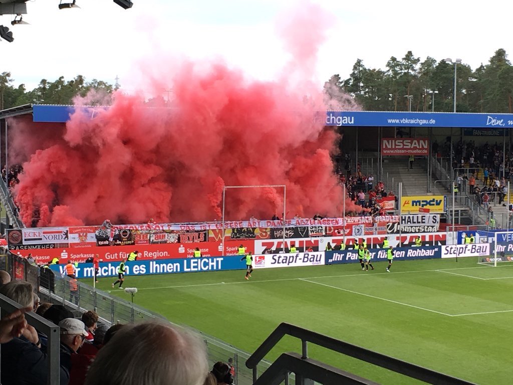 FussballBR's tweet photo. 2️⃣🇩🇪 Apesar da festa de ambas torcidas, Sandhausen e Union Berlin empataram sem gols no BWT-Stadion am Hardtwald. 

#SVSFCU https://t.co/6f8JG3pWos