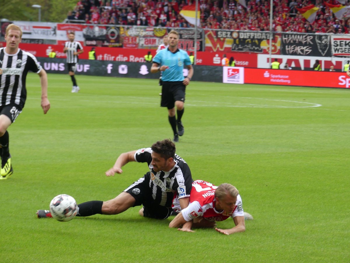 FussballBR's tweet photo. 2️⃣🇩🇪 Apesar da festa de ambas torcidas, Sandhausen e Union Berlin empataram sem gols no BWT-Stadion am Hardtwald. 

#SVSFCU https://t.co/6f8JG3pWos