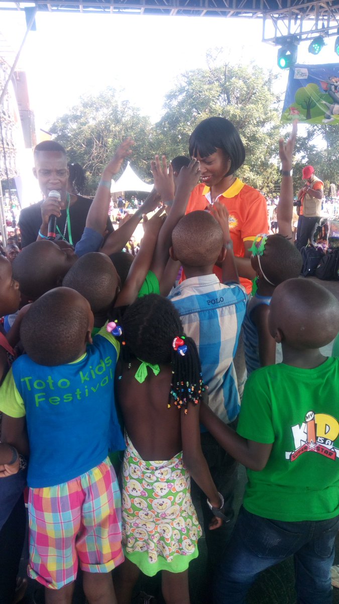 LilGreenHandsRw's tweet photo. @RihamUG Product spelling time for the kids at the @GreenfestivalUg  #KololoAirtsrip https://t.co/wDswtnVTs2