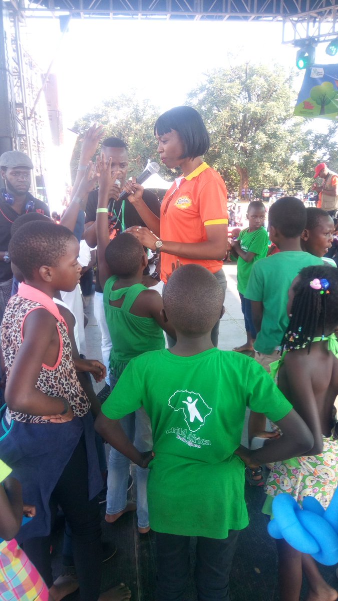 LilGreenHandsRw's tweet photo. @RihamUG Product spelling time for the kids at the @GreenfestivalUg  #KololoAirtsrip https://t.co/wDswtnVTs2