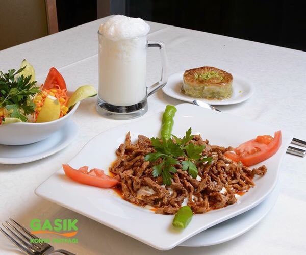 Güzel şeylerin hemen bitmemesini istersin. İşte bu masadakiler de onlardan...🙂
☎️ 0212 861 33 42