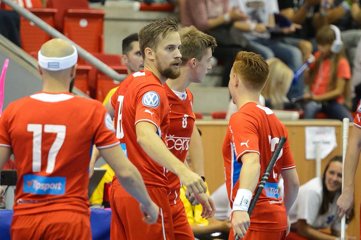 ceskyflorbal's tweet image. 🇨🇿🆚🇨🇭 Patrik #Dóža rozhodl 2 vteřiny před koncem velkou bitvu se Švýcarskem! Náš tým vítězí 5:4 (1:1, 3:3, 1:0)! #floorball 

📺 VIDEO: bit.ly/sportZIVE
📸 FOTO: bit.ly/2NGVlAI
📝 ONLINE: bit.ly/2NG8UjI
📊 STATS: bit.ly/2NFONCs