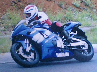 murayzf1's tweet photo. R1に乗り続けて20年経ちましたw
初期型に衝撃を受けて免許を取り直し4XVを1998年9月に購入
1年後に盗難にあい、2000年3月に5JJを購入
それから2007年6月4C8、2015年8月2KSと乗り継いで、2018年1月に現在の2KSをフォロワーさんに譲ってもらいました
#YAMAHAが美しい https://t.co/YAzmpRRWFM