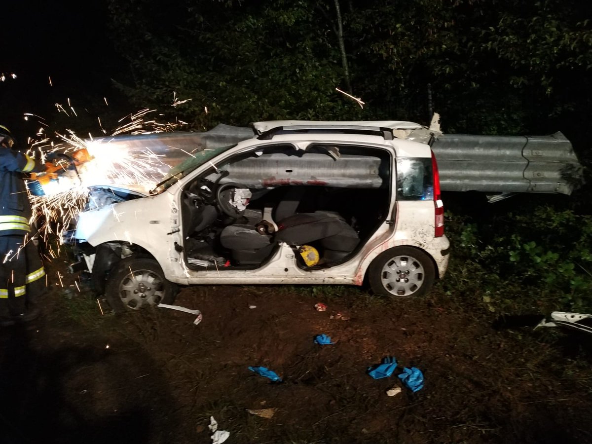 il_piccolo's tweet photo. #21enne contro il guard rail in #autostrada: condizioni #gravi https://t.co/Wz73dtR1cA #incidente https://t.co/Aj75VmFIA9