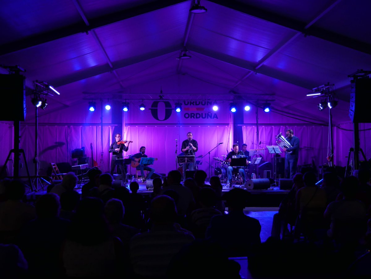 urdunakoudala's tweet photo. 🎶 ¡Anoche vibramos en la Foru plaza con la final del #festival internacional de #música folk @UrduFolk ! En la presente edición, el grupo The Taverners (Burgos) se hizo con el 1er premio. Zorionak!! https://t.co/1GjUlslvwq