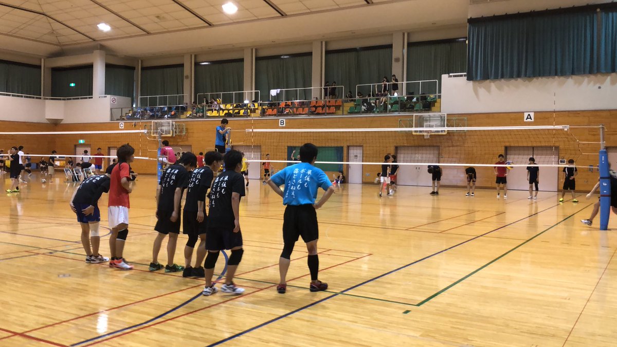 volleyball_dome's tweet photo. 【そういえばvol.2】
8月末に京都で行われた大会
#TisCup
名古屋からの刺客 ボールも単位も落とさねぇ。を背負った名城バレー部
落とさなかった結果 ベスト8👏
圧倒的体格差の中、最後まで頑張りました🦖
ベスト8の彼らが食べた抹茶アイスはほのかに汗の香りを帯びていた…🍵 https://t.co/li3siNj5qs