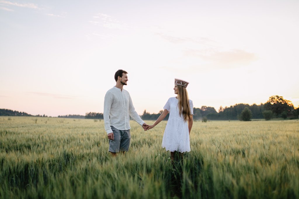 Zane&amp;Oskars couple photoshoot at sunrise klavsvasilevskis.com/2018/09/02/zan…