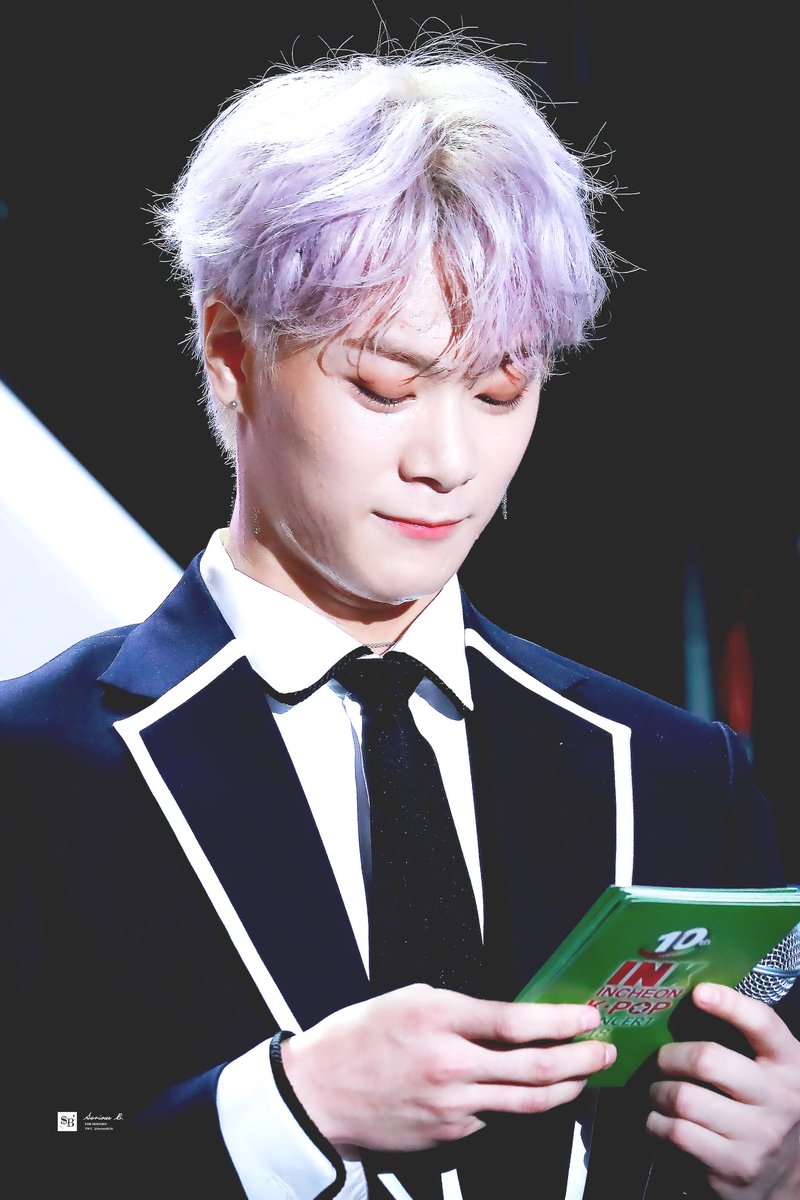 SeriousB126's tweet photo. 180901 INCHEON K-POP CONCERT 2018
#아스트로 #ASTRO #アストロ #문빈 #MOONBIN #ムンビン #셀이비니 @offclASTRO https://t.co/QHFfm03E6L