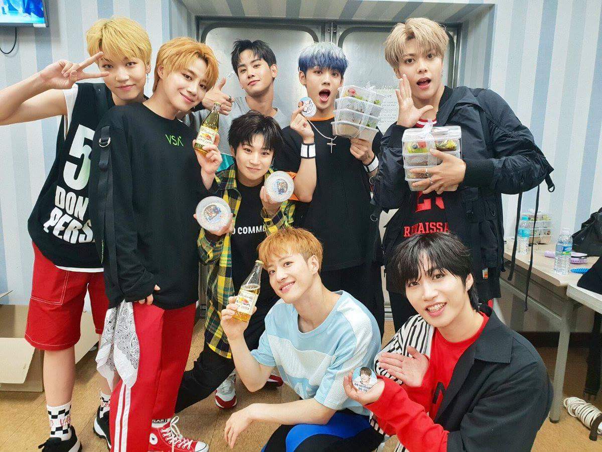 UNBFrance's tweet photo. 「TWITTER」180720  📌  UNB

🇫🇷 : ❝ [#NOW_UNB]

Du Music Bank au fansign 😊 Merci au puissant soutien des UNMe!! Les UNMe sont vraiment les meilleur(e)s 👍🏻 avec votre amour et votre soutien chaleureux, nous pouvons continuer d'avancer ❤ Aujourd'hui aussi, #merci_merci ❞ https://t.co/QFbbadBN2C