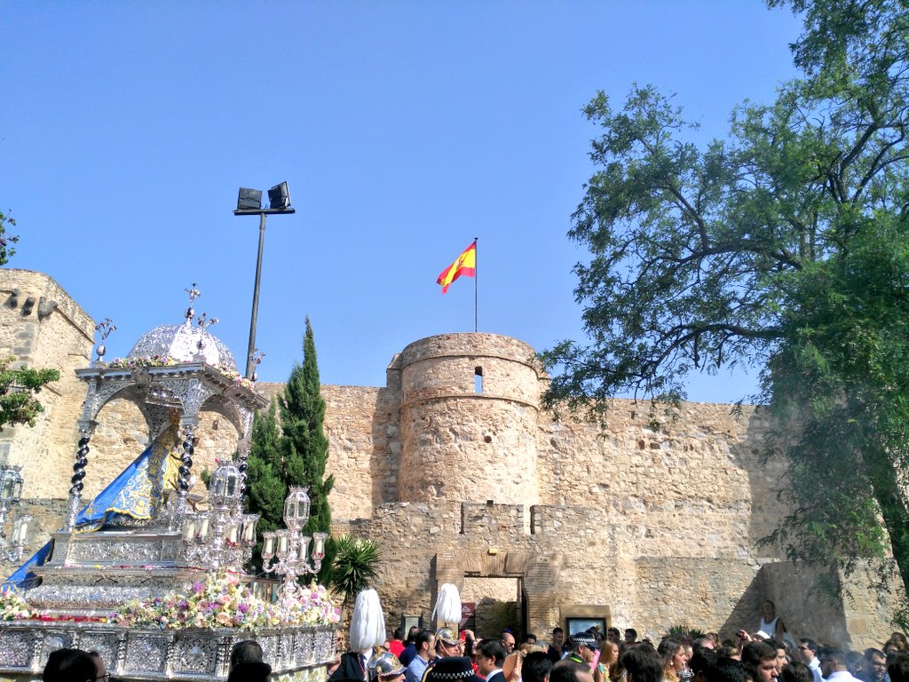 11:29h suena Pastora de Capuchinos <a href="/PastoraCapu/">Divina Pastora de Capuchinos de Sevilla</a> a cargo de <a href="/OlivaSalteras/">La Oliva de Salteras</a> 
Ntra. Sra. de la Caridad, está en el Castillo de San Diego
#IVCENTENARIOCARIDAD