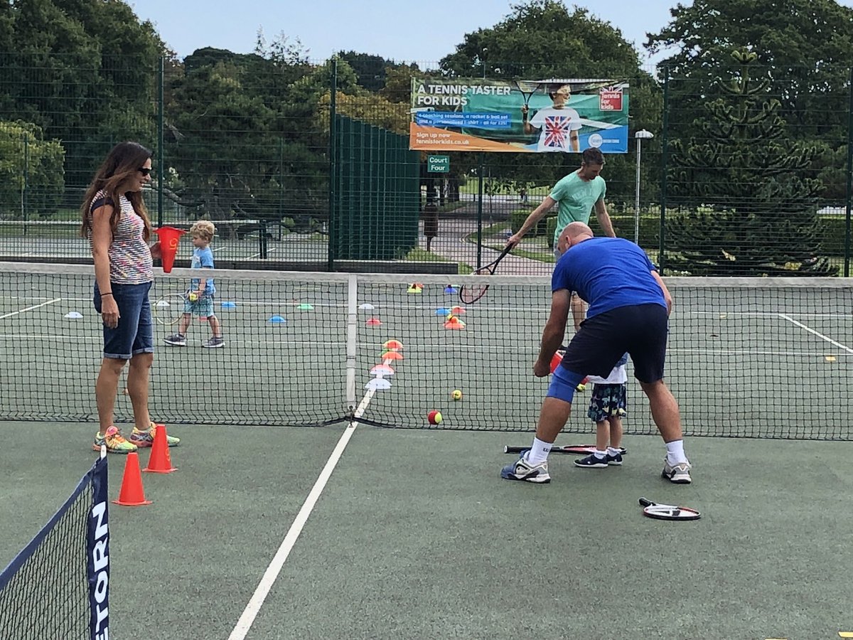 Great @TennisForFree session led by @Btownsenduk at #poolepark in Bournemouth today. Great use of the @TopspinPro too