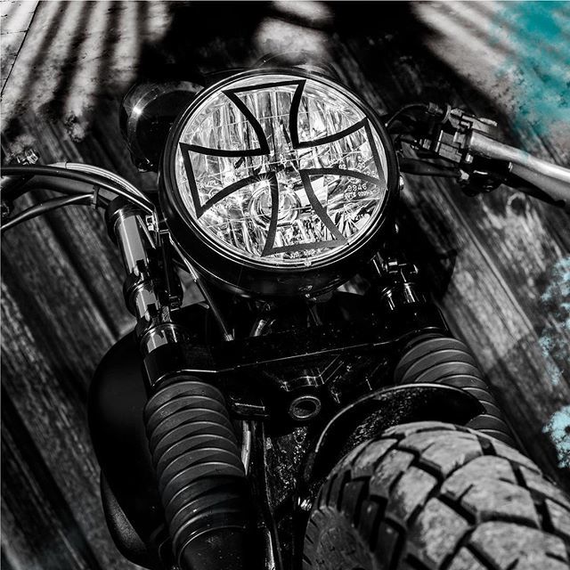 tinoscherer's tweet image. WestCoastLight @kk_power.ch #chopper #frontlight #bw #blackandwhite #bike ift.tt/2Pu7n0H