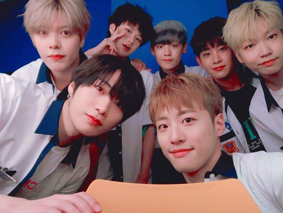 UNBFrance's tweet photo. 「TWITTER」180722  📌  UNB @ official_UN_B

🇫🇷 : ❝ [#NOW_UNB]
Le code vestimentaire d'aujourd'hui est l'uniforme! Avant de nous rencontrer, nous avons parlé de quand nous étions étudiants 🎶 Nous pensons qu'il est important de partager des souvenirs 😊 Nos souvenirs (...) ❞ https://t.co/OndePbW3Ys
