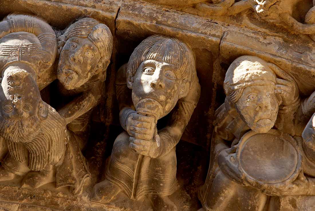 UNCASTILLO. El mejor conjunto románico español del S.XII, con un castillo y seis iglesias. A ello se suman interesantes edificios góticos y renacentistas (como el ayuntamiento), una judería con restos de su sinagoga y el relevante yacimiento romano de Los Bañales. 🔝 #CincoVillas