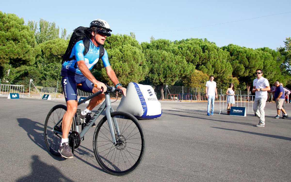 Telefonica's tweet photo. Nuestra tecnoogía 5G a manos de @pedrodelgadoweb en @lavuelta :)
No os perdáis a Perico en su bici, guiándose únicamente por una cámara que le ofrece imágenes en TIEMPO REAL del circuito.
#Telefonica5G 🚴 I https://t.co/ayb7pSUrfS https://t.co/DXkhS2lr6V