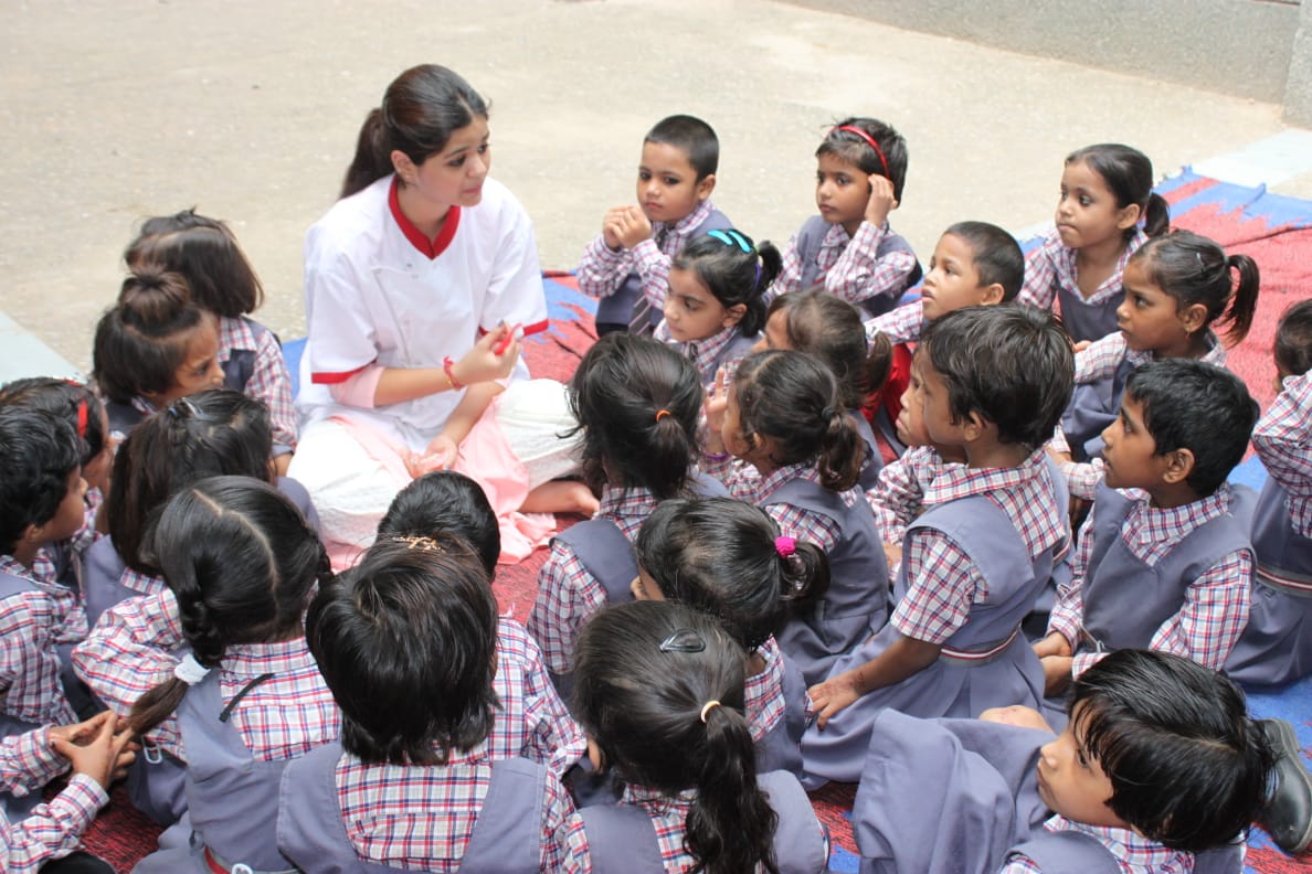 HasnaaNGO's tweet photo. School dental health awareness program at #Newdelhi . Thanks to #ModicareFoundation . Dr hema Agarwal taking tooth brushing workshop. #smilingkids #Healthykids #OralHealth #hasnaa https://t.co/iZHXizZkeK