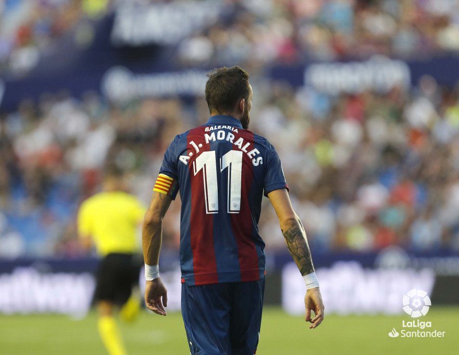 "Allá va con el balón en los pies,
y ninguno lo podrá detener..."

Morales va a otra velocidad.
¡Morales va en MOTO! 

🐸🏍🔝🔥