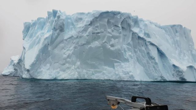 An #Iceberg can be seen off the coast of North Iceland. It probably came here, on its summer vacation... -> buff.ly/2ohNuP7