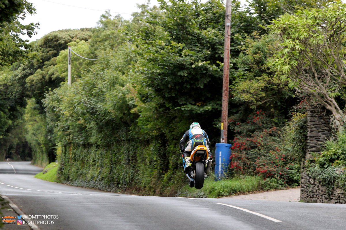 IOMTTPHOTOS's tweet photo. Pic of @andrewdudgeon getting some air time over Ballacrye during Classic Superbike TT #classicTT https://t.co/mFK5IxqS8H