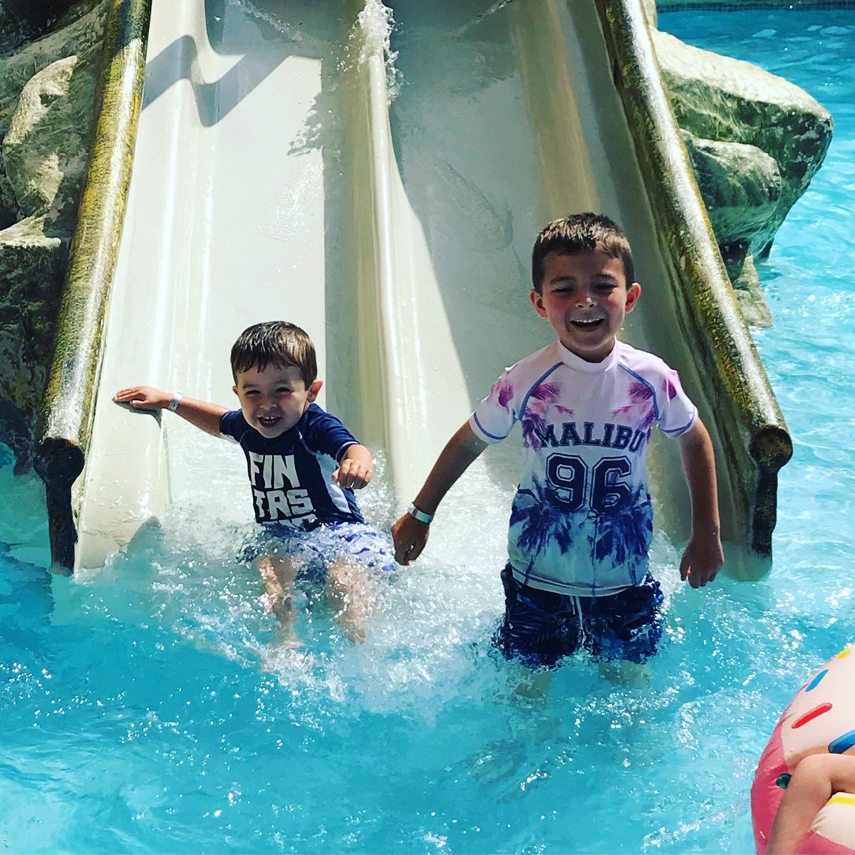 lcampbell10's tweet image. Two happy boys today #carefree #siblingfun #coupleofdaysbreak 😎❤️