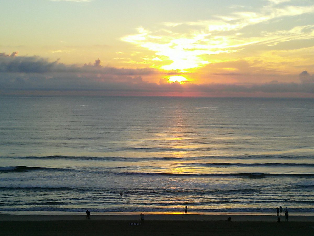 ronclark56's tweet photo. My View of today's #sunrise over the Atlantic @VisitVaBch. #NoFilter #LoveVA 
@NBC12 @USAsunrise https://t.co/ERRvZcP387