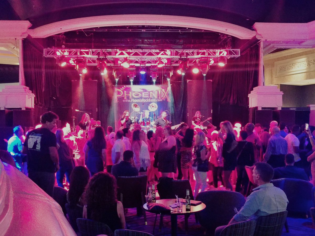 TeaTreeGlenda's tweet image. 80s Rock 💞  Finally made it out to see Phoenix @MandalayBay #funtimes #DancingInSeptember
