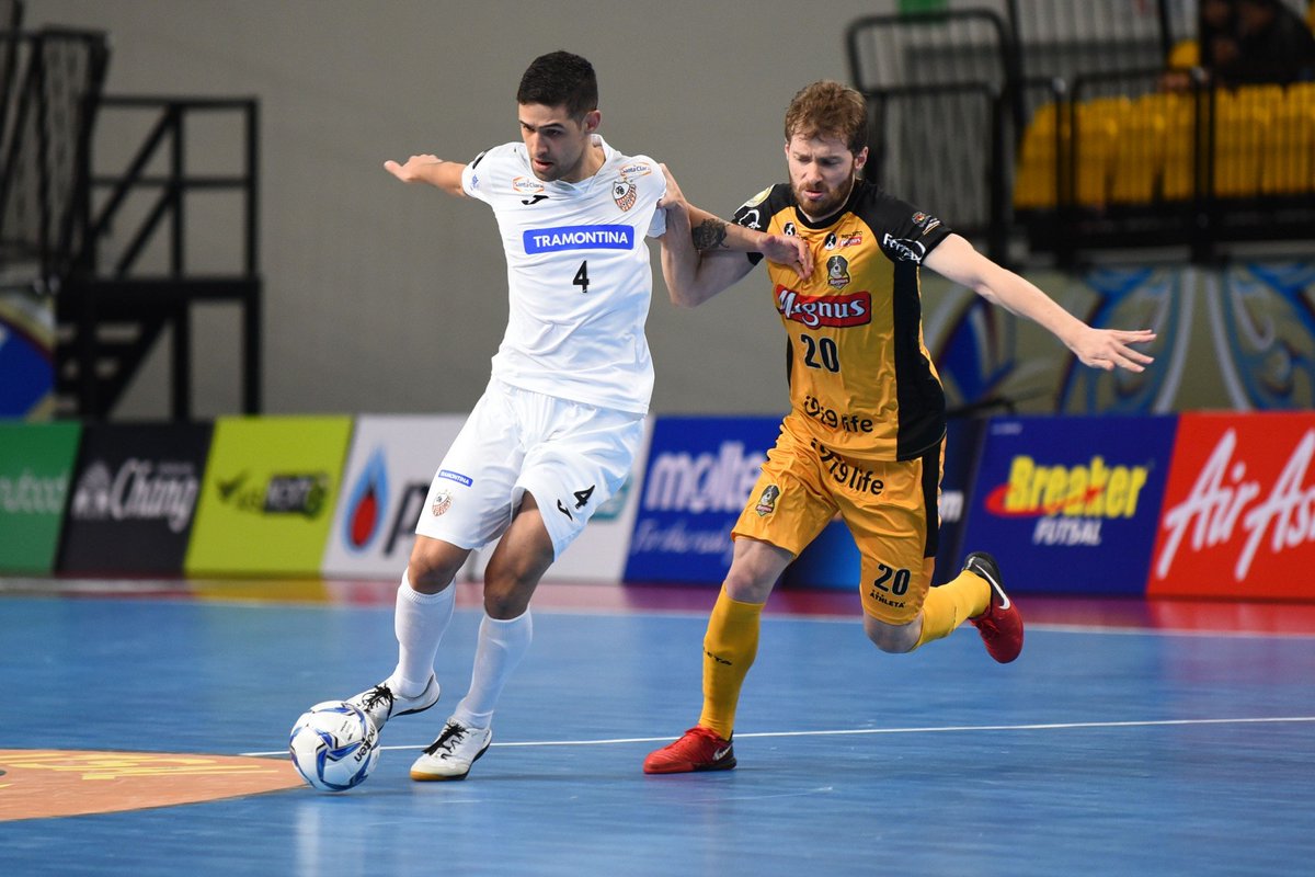 ประมวลภาพการแข่งขัน ศึก ฟุตซอล ชิงแชมป์ สโมสรโลก 2018 หรือ “World Intercontinental Futsal Cup 2018”

คาร์ลอส บาร์โบซ่า (บราซิล) 0-2 แมกนัส โซโรคาบ่า (บราซิล)

Read : bit.ly/2PoIQtY 

#WorldIntercontinentalFutsalCup2018
#ฟุตซอลชิงแชมป์สโมสรโลก2018