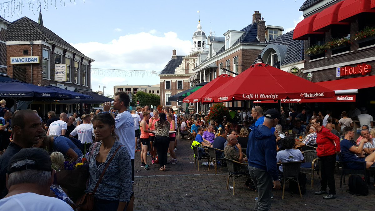 ngoudenplak's tweet photo. De prijzen van de Feanrun zijn uitgereikt! Nu een welverdiende borrel voor alle deelnemers. Gezellige drukte in het centrum! Bedankt iedereen. #feanrun #heerenveen #ngoudenplak https://t.co/yUuPBUbOyP