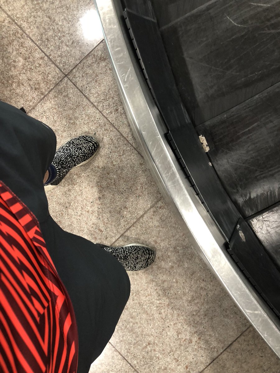 TheGrefg's tweet photo. Estoy en las cintas del aeropuerto esperando a que salga el Pico de Unicornio y el Bus de Fortnite.

Posiblemente es el momento más tenso de mi vida. https://t.co/7m2tlJFeYu