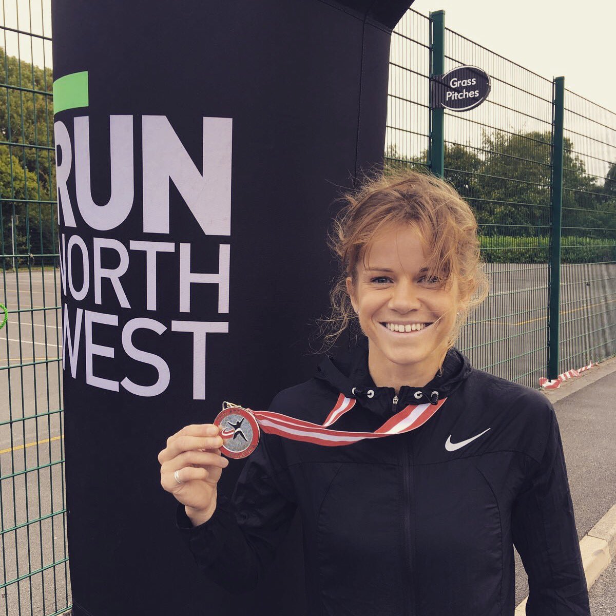 elseydavis1's tweet photo. English 10k silver medalist today. Tough last mile, legs were screaming to stop. ⤵️this medal was worth every step of struggle. Time for a short break @englandathletics @sosrehydrate @raceenergy_ #trafford10k #english10kchamps #recharge #roadrunning #englandathletics https://t.co/zYPW9gDuAe