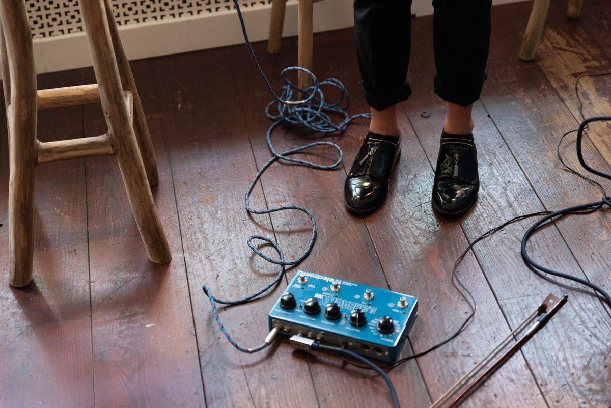 storks070's tweet image. Bedankt aan iedereen die gisteren bij de expositieopening van Femmez was met een optreden van Valerija Kravale. Wat een gezellige zaterdagmiddag daar bij Bob’s Your Uncle!