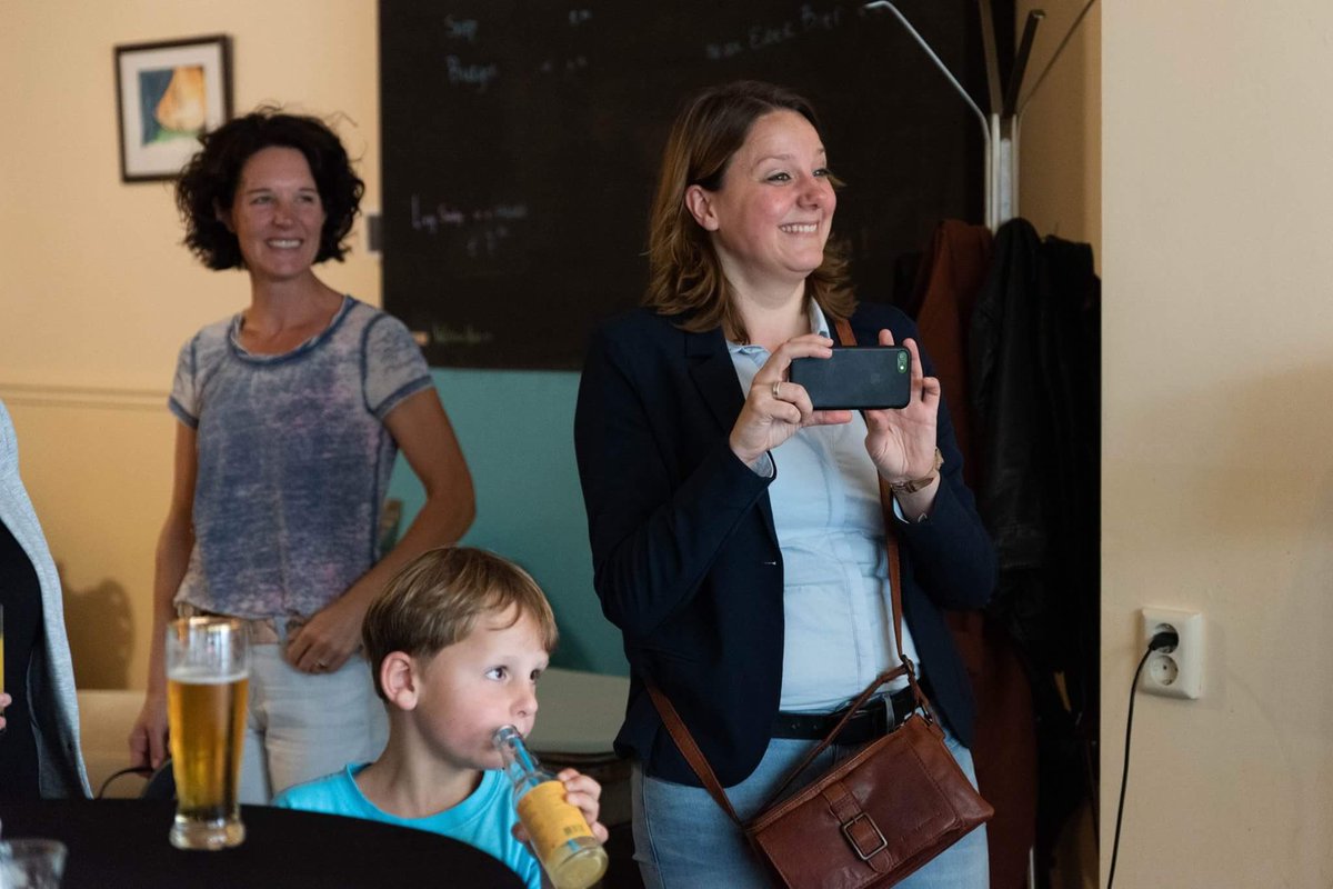 storks070's tweet image. Bedankt aan iedereen die gisteren bij de expositieopening van Femmez was met een optreden van Valerija Kravale. Wat een gezellige zaterdagmiddag daar bij Bob’s Your Uncle!