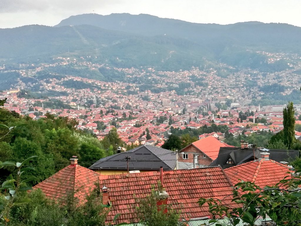 VagaBobTravel's tweet photo. Sarajevo - perched perspectives ~
...from South, North and East viewpoints
#sarajevo #bosniaherzegovina #culturalcrossroads #perchedview #elevatedviews #hiking #nomadiclife #explorediscoverenjoy #soakingitallin 
#wanderlusting in the #balkans https://t.co/fZFlAllDzu