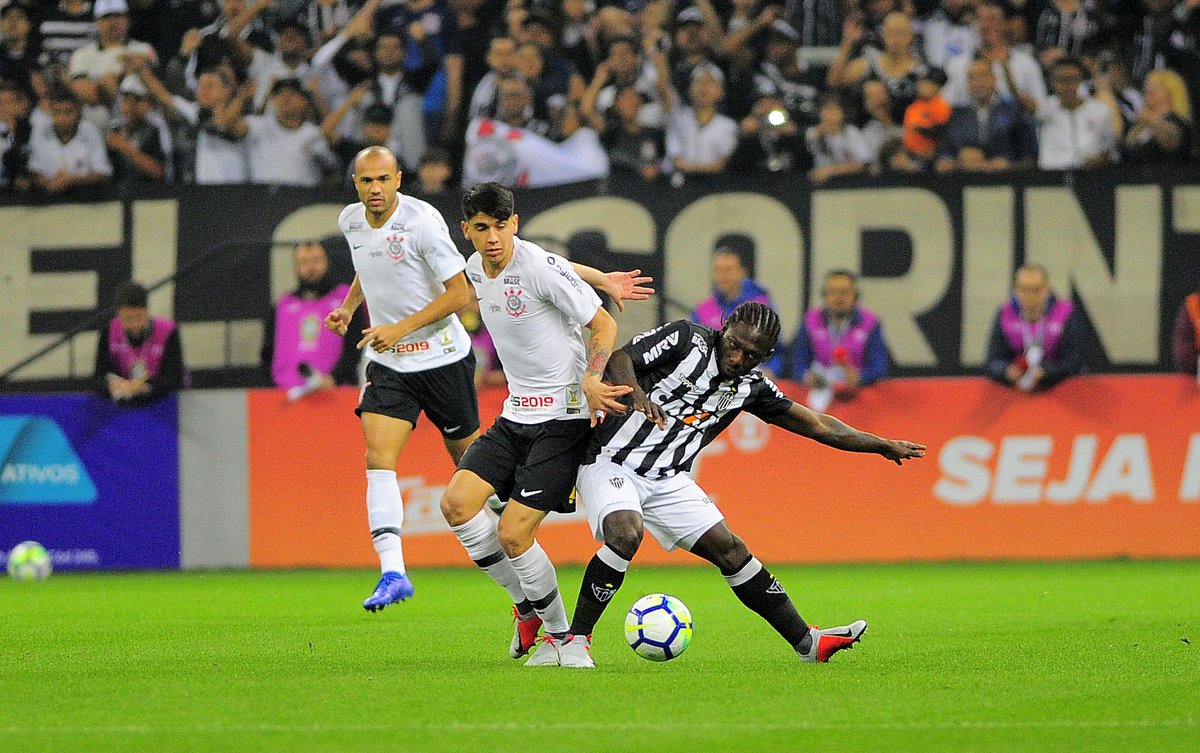 NaForquilha_'s tweet photo. 🏆 Brasileiro Série A 🇧🇷

Corinthians 1x1 Atlético-MG

Na Arena Corinthians, Corinthians e Atlético-MG ficam no empate. Pedrinho marcou para os anfitriões, já para os visitantes, quem deixou sua marca junto com a lei do ex, foi Fábio Santos, cobrando pênalti. https://t.co/nZzK98DvOa