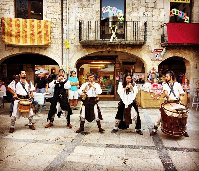 SubitusMedieval's tweet photo. Altra vegada pels carrers del XXè Besalú Medieval.
Tot avui serem per aquí! +info: https://t.co/kyYBvxX7nF
#subitus #subtiusmedieval #santgregori #girona #catalunya #catalunyaexperience
@besalu_turisme #besalu #besalú #besalumedieval #besalúmedieval #b… https://t.co/WSupRcAsvz https://t.co/JdHnQX6Aw1
