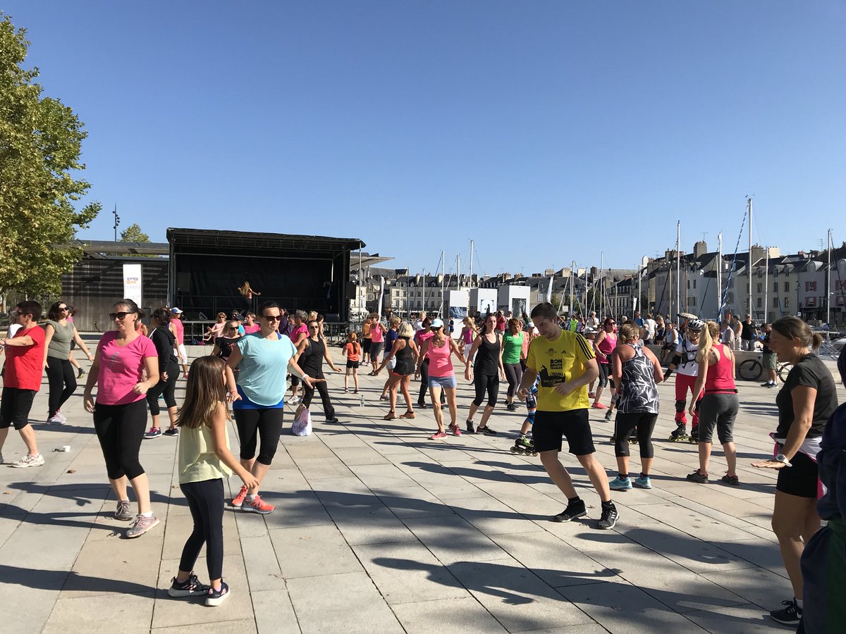 SimonUzenat's tweet photo. Rentrée #TousEnBaskets, un plaisir d’avoir partagé cette reprise sous le soleil ! Merci au #CSLG de #Vannes pour la course, au @GROL_Vannes pour l’initiation #roller (j’ai bien galéré 😉) et aux #CuisiniersSolidaires, fidèles au poste ! Beau dimanche à tout.e.s ! https://t.co/8XTP0MLLHn