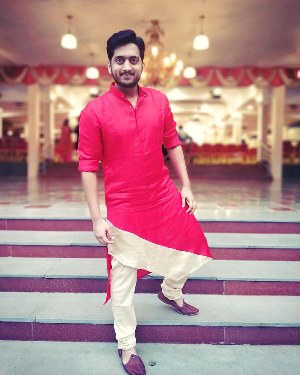 ameywaghbola's tweet image. सगळ्या गाड्या आपल्याला बघून थांबल्या पाहिजेत... म्हणून लाल रंगाचा कुर्ता घातलाय! 
फिल्म साठी वाढवलेलं वजन कमी होत आलंय आता! ;)
#cousinsengagement
#weightlossinprogress 
Stylist Shivani Patil
Clicked by Ashwini Garud