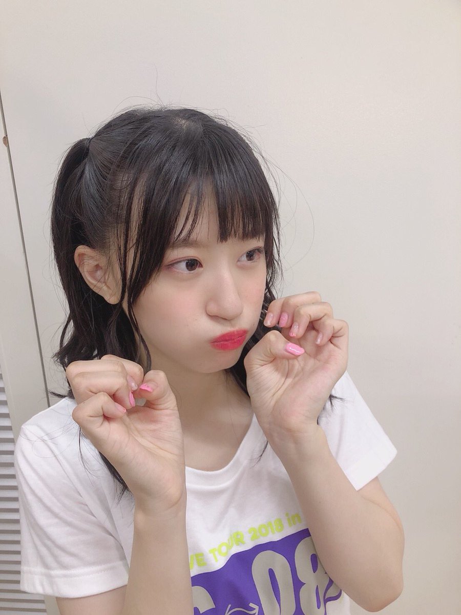 kojima_karin_'s tweet image. 今回は れーちゃんの手を借りて #ジェルネイル ！
コンサートのユニットが #口移しのチョコレート だったので、チョコレートと唇を書いてみました🍫💋

#セルフネイル #チョコレートネイル
#唇ネイル #ピンクネイル  #こじネイル