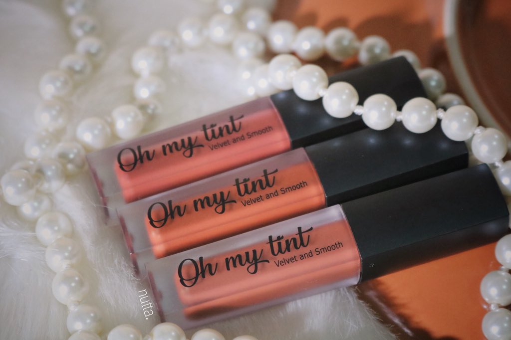nutta_y's tweet photo. #Ohmytint ถือเป็นลิป #ถูกและดี ยี่ห้อนึงเลยค่ะ เกลี่ยง่ายและสีสวยมาก ทดลองใช้แล้วติดทนประมาณ 4-5 ชั่วโมง แต่เนื้อค่อนข้างแห้ง ใครปากแห้งแนะนำโบกครีมบำรุงเข้าไปเยอะๆกันตกร่องและแคร็กค่ะ แต่ในราคานี้ถือว่าเลิศมาก ชอบๆ #ไว้รีวิวห้ามขายของของโว้ยย #nuttareview https://t.co/miCAYdQMAz