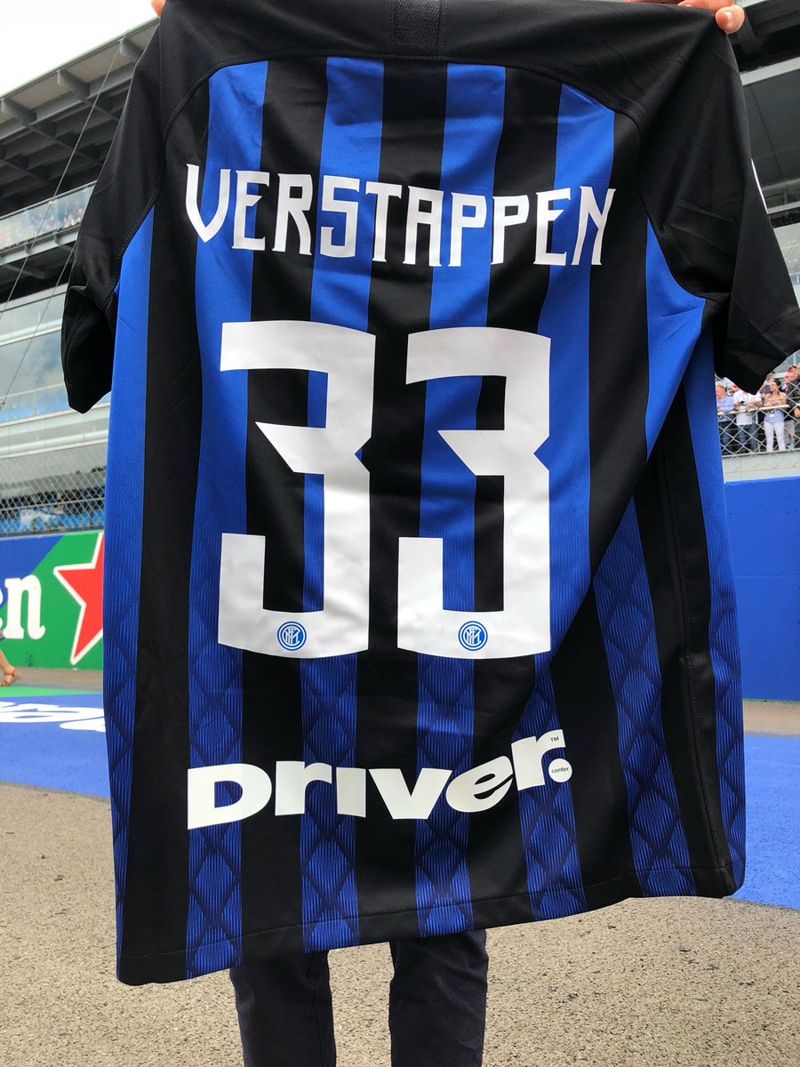 SkySportF1's tweet photo. Un regalo speciale per @Max33Verstappen da parte di @Stefandevrij ⚽
#SkyMotori @redbullracing @Inter #InfernoRosso https://t.co/XKjFJFANf8