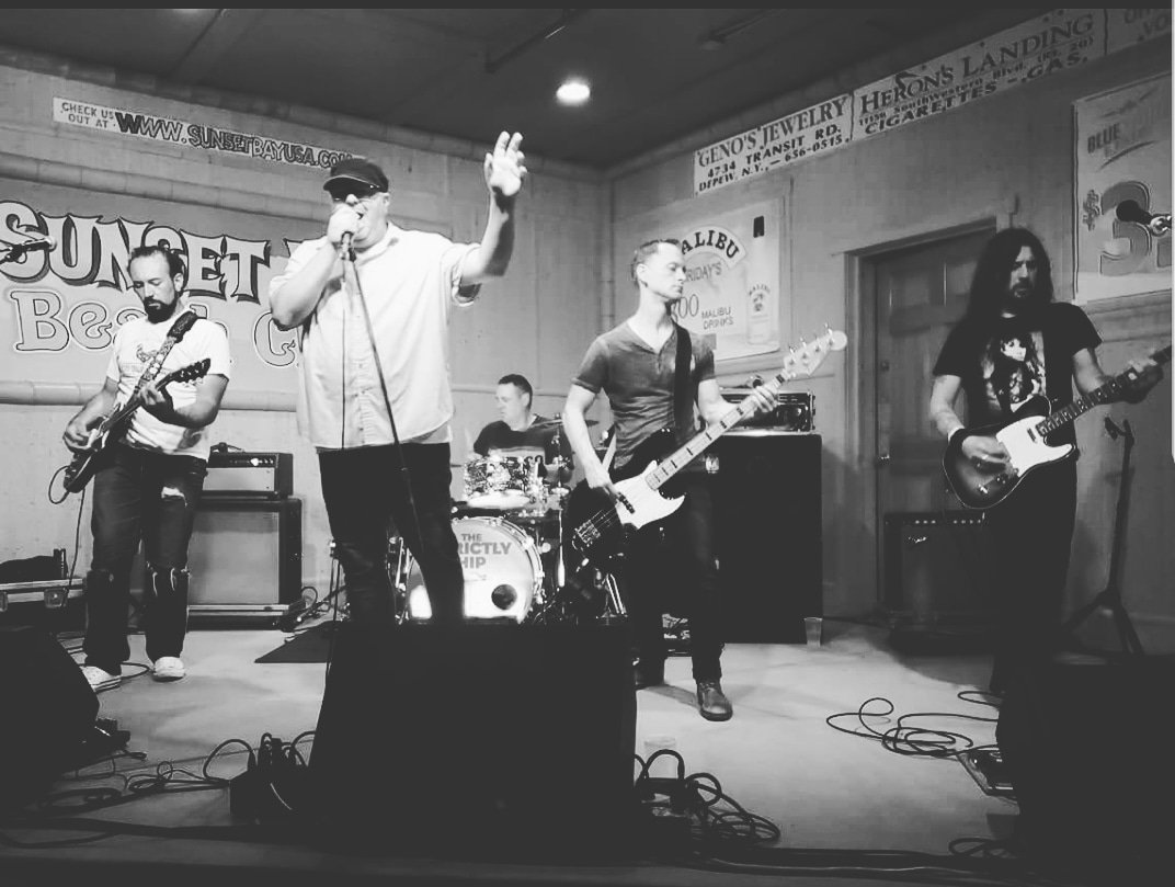 TheStrictlyHip's tweet photo. T O N I G H T !
@TheStrictlyHip Annual Labor Day Concert at @SunsetBayUSA in Irving NY. 10pm. Last show of the summer!
#Buffalo #Concert #HipFans https://t.co/ZtHXQDZRda